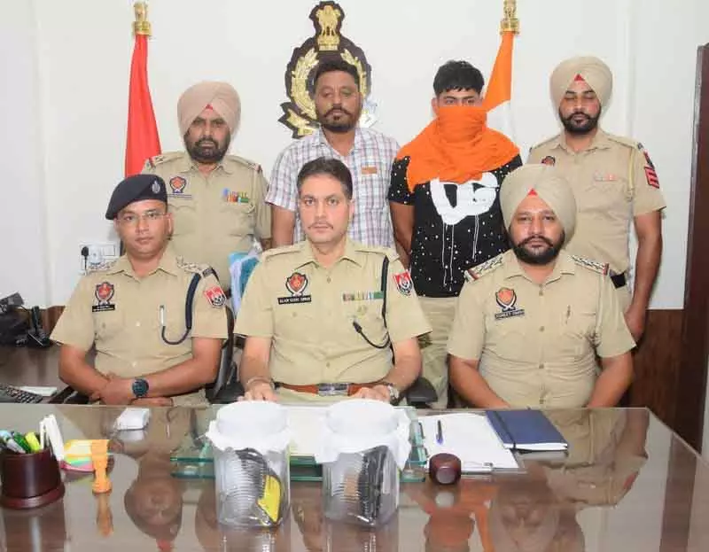 Amritsar: दो घटनाओं में नशीले पदार्थ और पिस्तौल के साथ दो लोग गिरफ्तार Amritsar: दो घटनाओं में नशीले पदार्थ और पिस्तौल के साथ दो लोग गिरफ्तार