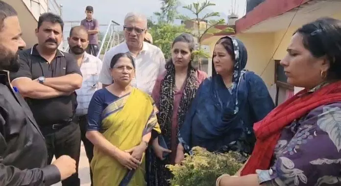 TMC प्रतिनिधिमंडल ने पुंछ का दौरा किया, गोलाबारी प्रभावित लोगों से मुलाकात की TMC प्रतिनिधिमंडल ने पुंछ का दौरा किया, गोलाबारी प्रभावित लोगों से मुलाकात की
