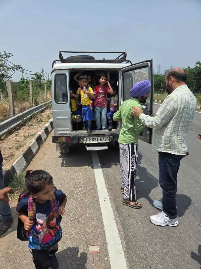 Barwala में 14 की क्षमता वाले वाहन में 35 बच्चे ठूंस दिए गए Barwala में 14 की क्षमता वाले वाहन में 35 बच्चे ठूंस दिए गए