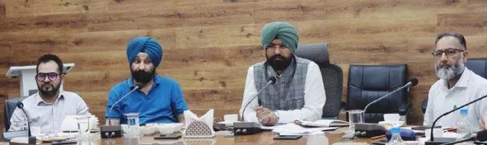 DC ने डोडा में किसान खिदमत घरों के कामकाज की समीक्षा की DC ने डोडा में किसान खिदमत घरों के कामकाज की समीक्षा की