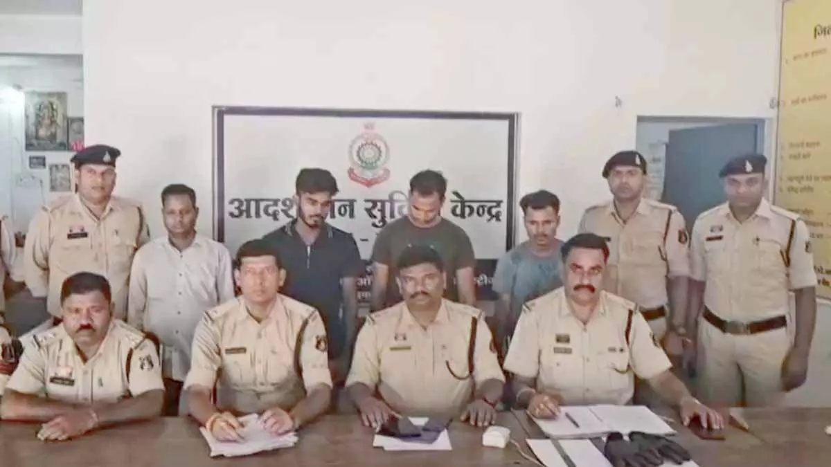 CG: सरिया-टाइल्स की चोरी करने वाले 9 आरोपी गिरफ्तार CG: सरिया-टाइल्स की चोरी करने वाले 9 आरोपी गिरफ्तार