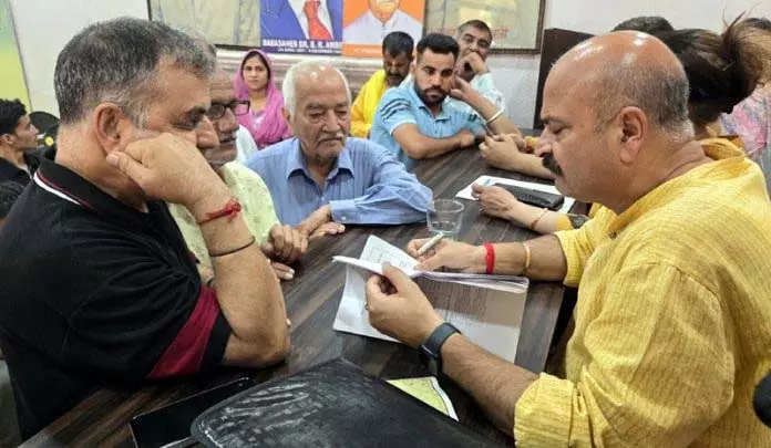 Jammu: युद्धवीर ने जन शिकायत निवारण शिविर लगाया Jammu: युद्धवीर ने जन शिकायत निवारण शिविर लगाया