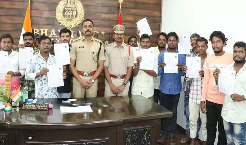 पुलिस ने Kothagudem में आदिवासी युवाओं को ड्राइविंग लाइसेंस प्रदान किए पुलिस ने Kothagudem में आदिवासी युवाओं को ड्राइविंग लाइसेंस प्रदान किए
