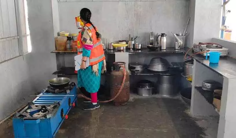 GHMC की टीमों ने 58 से अधिक निजी छात्रावासों पर छापेमारी की GHMC की टीमों ने 58 से अधिक निजी छात्रावासों पर छापेमारी की