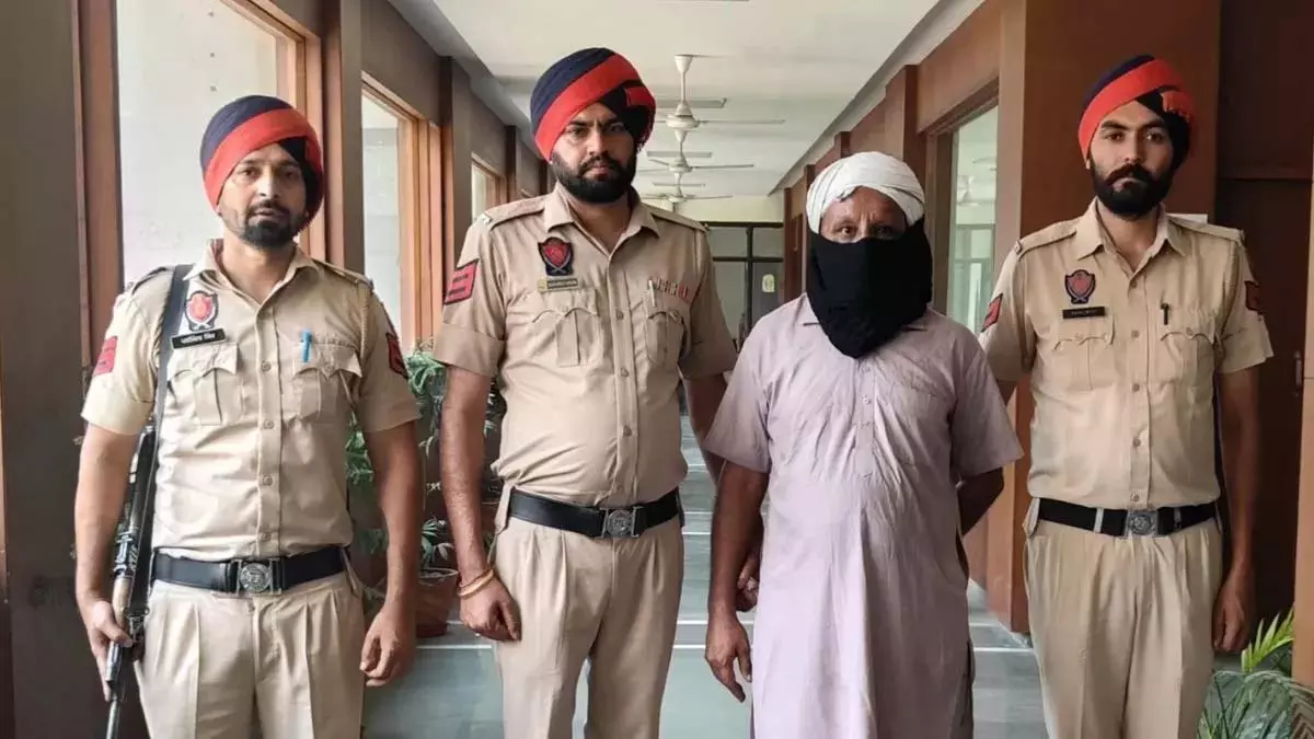 जमीनी विवाद में पिता की Killing करने वाला बेटा गिरफ्तार, आंगन में जलाया शव; शक होने पर पहुंची पुलिस जमीनी विवाद में पिता की Killing करने वाला बेटा गिरफ्तार, आंगन में जलाया शव; शक होने पर पहुंची पुलिस