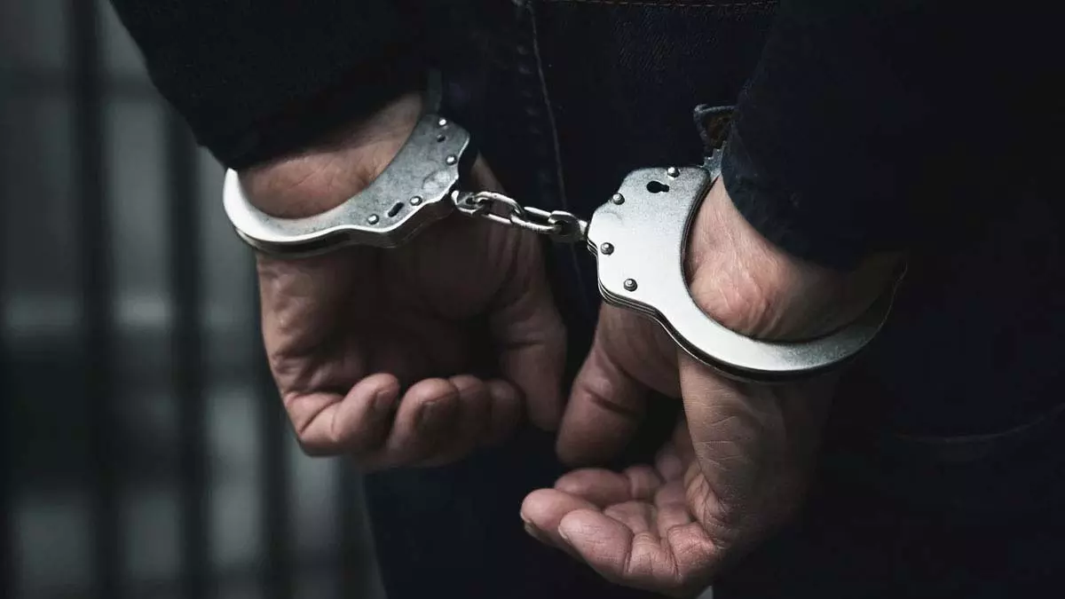 जालसाज गिरोह का सरगना गिरफ्तार, किसी दूसरे के खाते से 87 Lakhs का लेन-देन जालसाज गिरोह का सरगना गिरफ्तार, किसी दूसरे के खाते से 87 Lakhs का लेन-देन