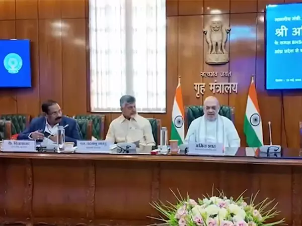 अमित शाह ने की नए आपराधिक कानूनों के कार्यान्वयन पर आंध्र के CM नायडू के साथ समीक्षा बैठक अमित शाह ने की नए आपराधिक कानूनों के कार्यान्वयन पर आंध्र के CM नायडू के साथ समीक्षा बैठक