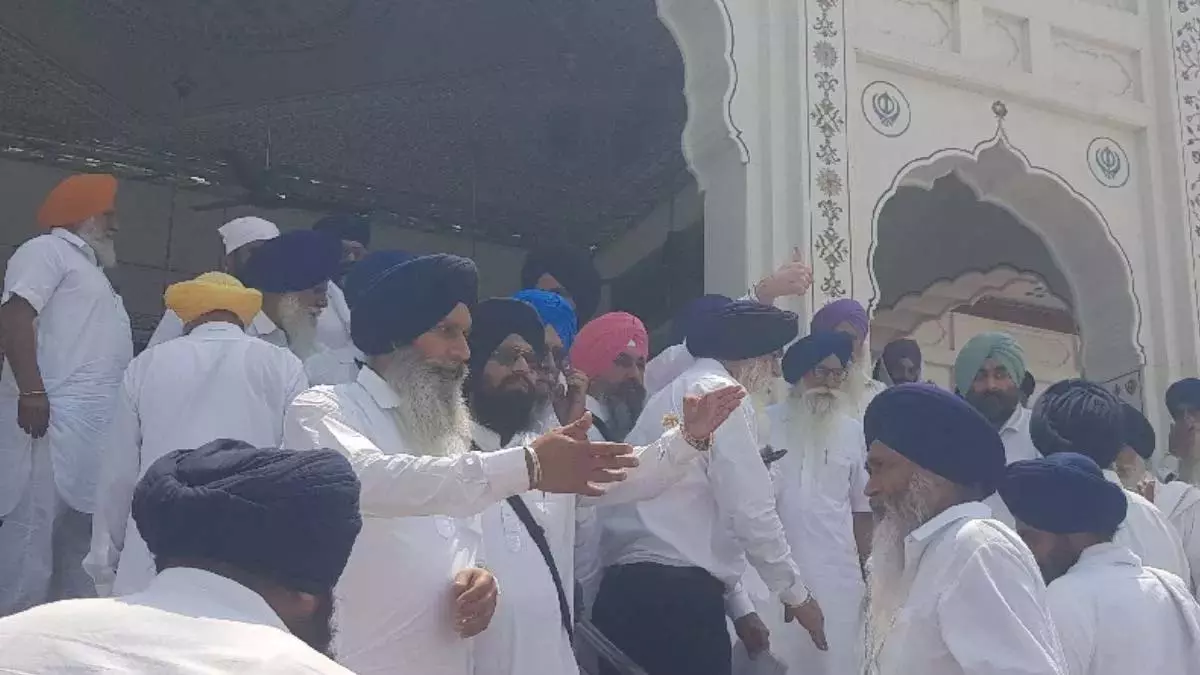 तीन घंटे बैठक के बाद HSGPC की कमान जगदीश सिंह झींडा को दी गयी उसके बाद अकाल पंथक मोर्चा ने किया वॉकआउट तीन घंटे बैठक के बाद HSGPC की कमान जगदीश सिंह झींडा को दी गयी उसके बाद अकाल पंथक मोर्चा ने किया वॉकआउट