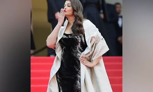 Cannes : ऐश्वर्या राय बच्चन ने भगवद गीता श्लोक वाली केप पहनी Cannes : ऐश्वर्या राय बच्चन ने भगवद गीता श्लोक वाली केप पहनी