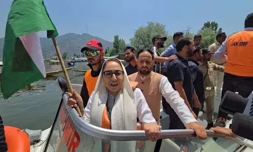 ऑपरेशन सिन्दूर के जश्न में बीजेपी ने डल झील पर तिरंगा शिकारा रैली निकाली ऑपरेशन सिन्दूर के जश्न में बीजेपी ने डल झील पर तिरंगा शिकारा रैली निकाली