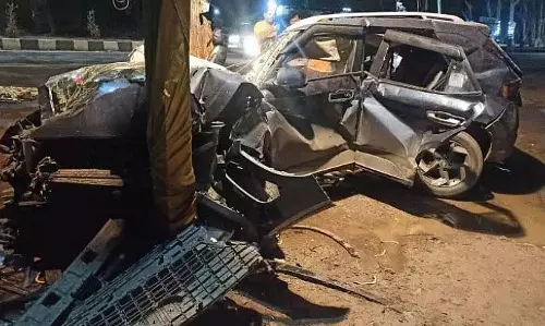 Bhopal : तेज रफ्तार कार के पेड़ से टकराने से तीन लोगों की मौत, एक घायल