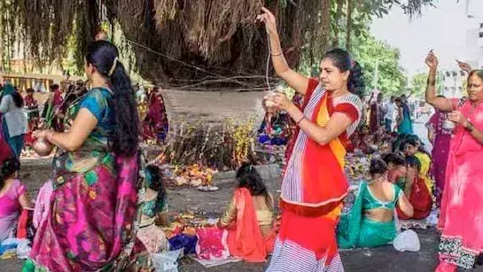 Vat Savitri Vrat में 7 बार क्यों बांधा जाता है कच्चा सूत? जाने महत्व Vat Savitri Vrat में 7 बार क्यों बांधा जाता है कच्चा सूत? जाने महत्व