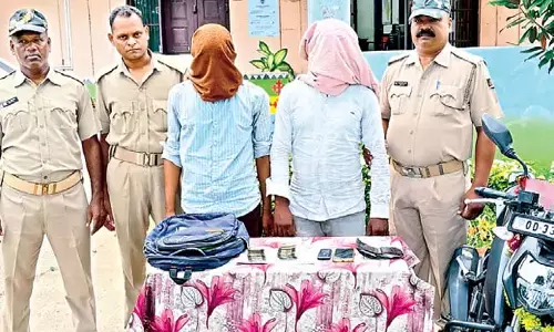 पुलिस के नाम पर मारपीट, एक लाख रुपये की जबरन वसूली: दो गिरफ्तार