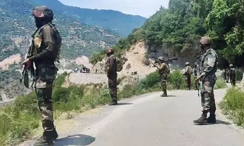J&K : किश्तवाड़ में आतंकियों के खिलाफ सेना का ऑपरेशन जारी