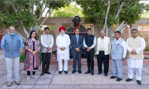 श्रीकांत शिंदे के नेतृत्व में सर्वदलीय प्रतिनिधिमंडल ने Mahatma Gandhi की प्रतिमा पर पुष्पांजलि अर्पित की श्रीकांत शिंदे के नेतृत्व में सर्वदलीय प्रतिनिधिमंडल ने Mahatma Gandhi की प्रतिमा पर पुष्पांजलि अर्पित की