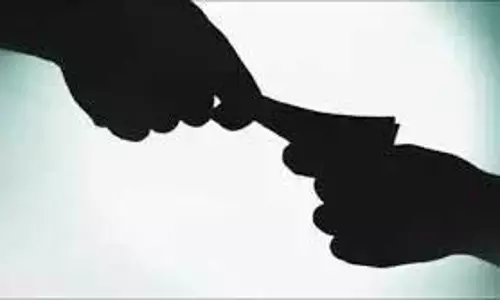 AP: लीगल मेट्रोलॉजी इंस्पेक्टर को 1.78 लाख रुपये की रिश्वत लेते रंगे हाथों पकड़ा गया AP: लीगल मेट्रोलॉजी इंस्पेक्टर को 1.78 लाख रुपये की रिश्वत लेते रंगे हाथों पकड़ा गया