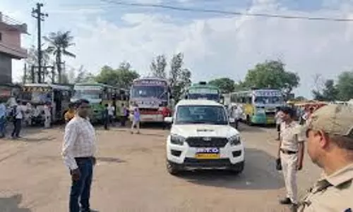 Pihani: परिवहन विभाग का पिहानी में छापा, 6 बिना फिटनेस बसों को किया जब्त