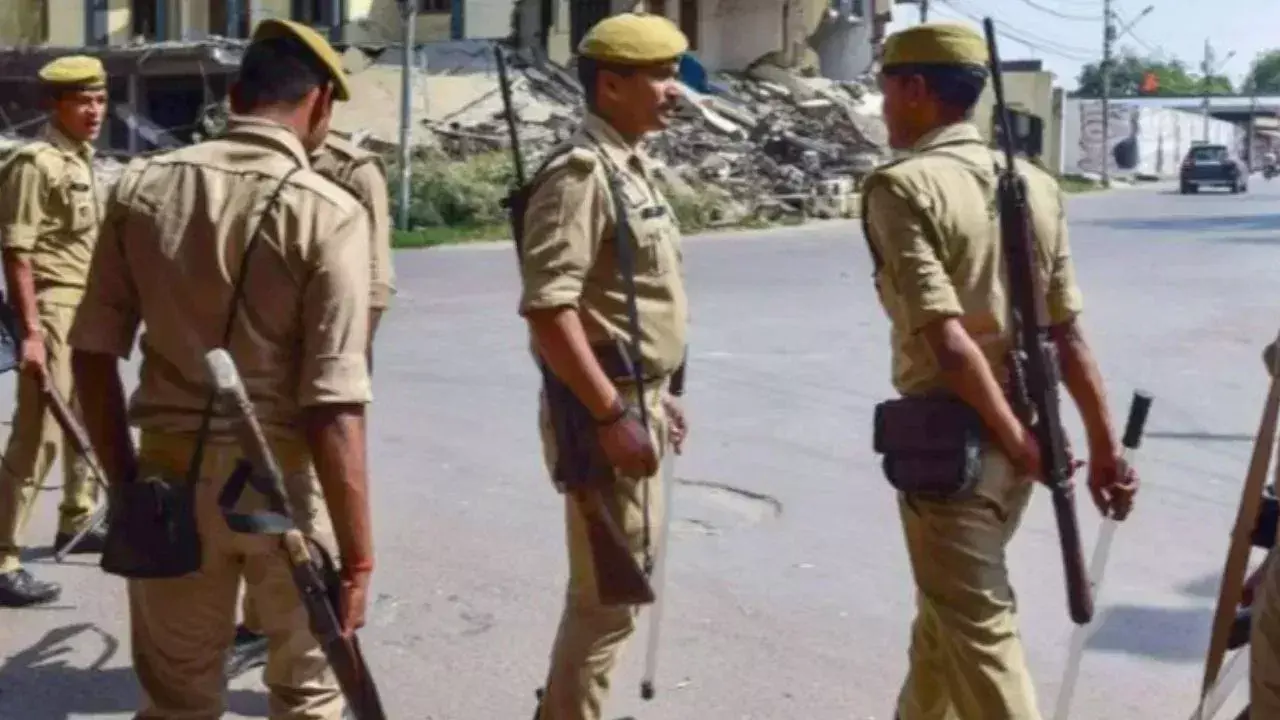 Lakhimpur Kheri: जाम हटाने गई पुलिस टीम पर पथराव, सिपाही घायल, लाठीचार्ज