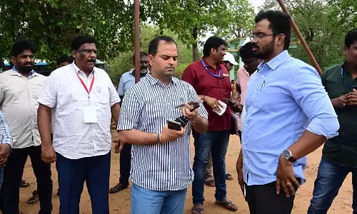 Telangana: शीर्ष अधिकारी ने कालेश्वरम में सरस्वती पुष्करालु व्यवस्थाओं की समीक्षा की Telangana: शीर्ष अधिकारी ने कालेश्वरम में सरस्वती पुष्करालु व्यवस्थाओं की समीक्षा की