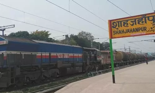 Shahjahanpur रेलवे स्टेशन पर युवक बना जहारखुरानी का शिकार, हालत गंभीर