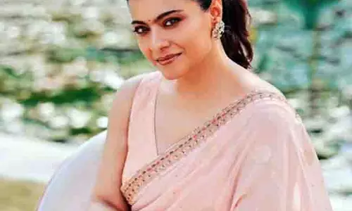 Kajol अपनी मां का आशीर्वाद लेने के लिए सिटी ऑफ जॉय पहुंचीं
