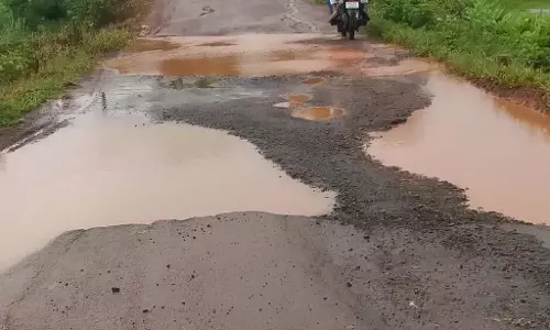 संकरी सड़क: खतरे को आमंत्रण संकरी सड़क: खतरे को आमंत्रण