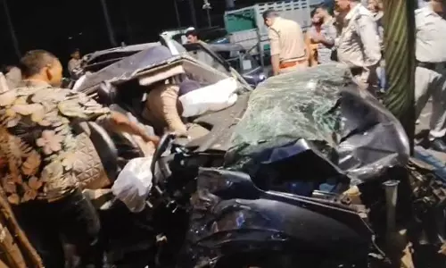 कार पेड़ से टकराई, 3 की मौत, चार दोस्त ढाबा खाना खाने गए थे, और...