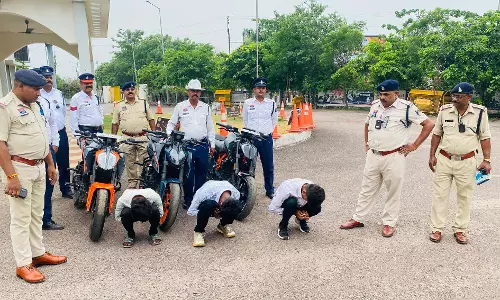 दुर्ग पुलिस बाइकर्स को बनाया मुर्गा, देखें VIDEO... दुर्ग पुलिस बाइकर्स को बनाया मुर्गा, देखें VIDEO...