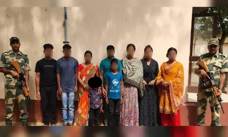 Tripura में BSF की कार्रवाई, 9 बांग्लादेशी नागरिक गिरफ्तार, प्रतिबंधित सामान बरामद Tripura में BSF की कार्रवाई, 9 बांग्लादेशी नागरिक गिरफ्तार, प्रतिबंधित सामान बरामद