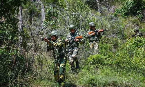 BSF ने फिरोजपुर सेक्टर में एक व्यक्ति को पिस्तौल के साथ पकड़ा, दो ड्रोन बरामद