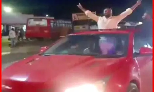 गैंगरेप केस, आरोपियों ने जमानत मिलने के बाद रोड शो निकालकर जश्न मनाया गैंगरेप केस, आरोपियों ने जमानत मिलने के बाद रोड शो निकालकर जश्न मनाया