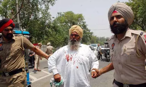 पुलिस बैरिकेड तोड़ने की कोशिश में BKU (एकता) कार्यकर्ता घायल