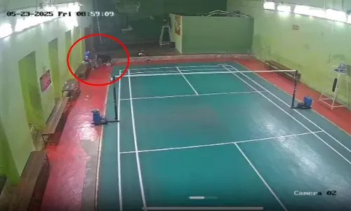 बैडमिंटन खेलते समय युवक की संदिग्ध मौत, देखें LIVE VIDEO...