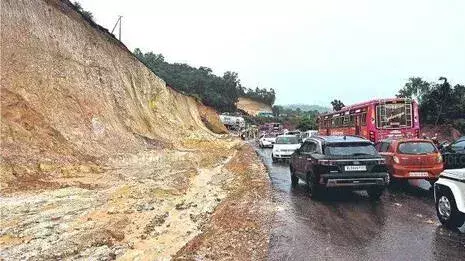 Kerala: राष्ट्रीय राजमार्ग दुर्घटना: ठेका कंपनी को काली सूची में डाला गया, दो अधिकारी निलंबित