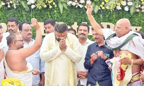 Srikalahasti  MLA  ने अपने जन्मदिन पर सेवा कार्य किए