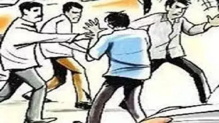 Kasganj: विवाद में बेकाबू भीड़ ने पुलिस पर किया हमला, गाड़ी जलाने की कोशिश नाकाम Kasganj: विवाद में बेकाबू भीड़ ने पुलिस पर किया हमला, गाड़ी जलाने की कोशिश नाकाम