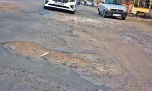 Haldwani: वीआईपी खातिर बिछी सड़क, पहली ठोकर में धराशायी Haldwani: वीआईपी खातिर बिछी सड़क, पहली ठोकर में धराशायी