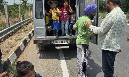 निजी वाहन में ठूंसकर भरे गए 35 प्री-प्राइमरी बच्चे, Haryana परिवहन विभाग की टीम ने बचाया