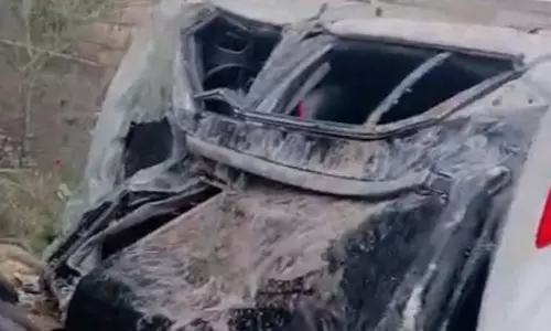 बिजली के खंभे से टकराई कार,  तीन की मौत