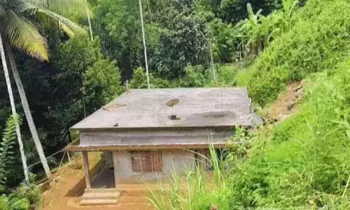 भूमि सड़क के लिए दे दी गई; भूस्खलन के खतरे में परिवार