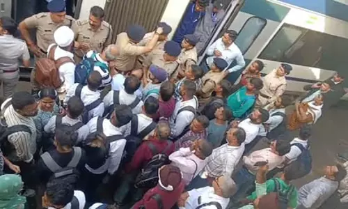 रेलवे स्टेशन पर यात्रियों का हंगामा, रोकी गई वंदे भारत एक्सप्रेस