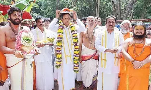 टीटीडी प्रमुख ने जपाली अंजनेया स्वामी को रेशमी वस्त्र भेंट किए