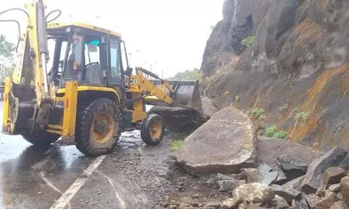 Pune: मूसलधार बारिश से सुरंग के पास गिरा मलबा Pune: मूसलधार बारिश से सुरंग के पास गिरा मलबा