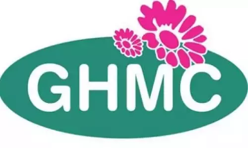 GHMC ने फुटपाथ अवरोधों को हटाया