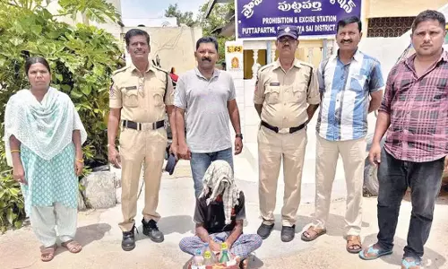 10 लीटर अवैध शराब के साथ एक व्यक्ति गिरफ्तार 10 लीटर अवैध शराब के साथ एक व्यक्ति गिरफ्तार