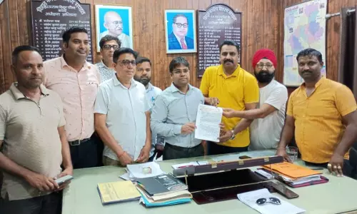 Bareilly: बिजली कटौती से कारोबार हो रहा प्रभावित, पदाधिकारियों ने सौंपा ज्ञापन Bareilly: बिजली कटौती से कारोबार हो रहा प्रभावित, पदाधिकारियों ने सौंपा ज्ञापन