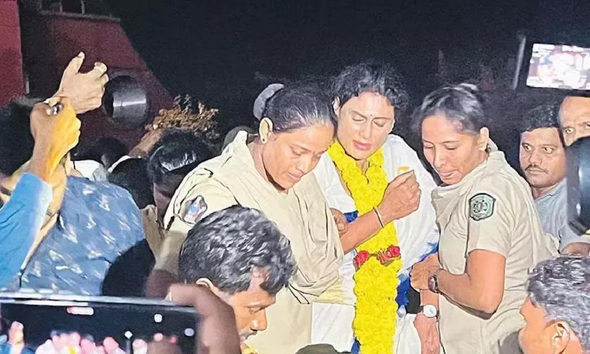 शहर की पुलिस ने APCC प्रमुख की भूख हड़ताल को विफल किया शहर की पुलिस ने APCC प्रमुख की भूख हड़ताल को विफल किया