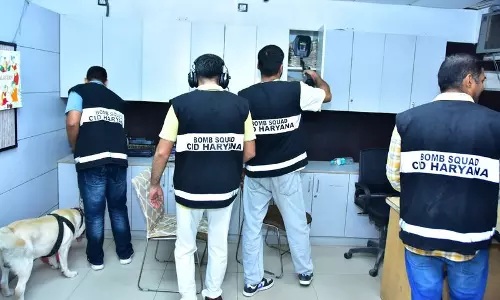 Gurugram लघु सचिवालय में बम की अफवाह से मचा हड़कंप Gurugram लघु सचिवालय में बम की अफवाह से मचा हड़कंप