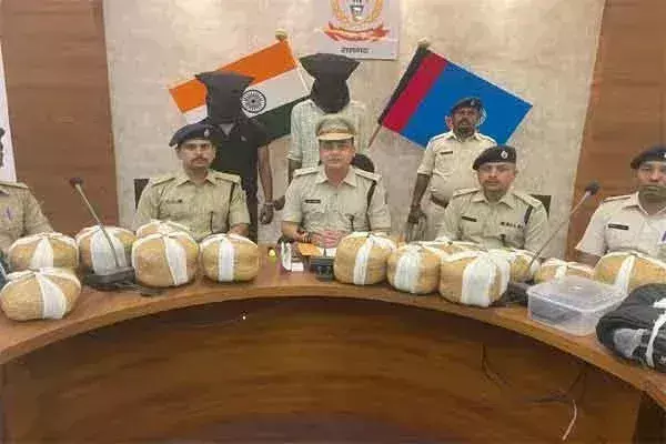 Delhi पुलिस की कार्रवाई, 26 किलो गांजा ले जाते दो तस्कर दबोचे गए Delhi पुलिस की कार्रवाई, 26 किलो गांजा ले जाते दो तस्कर दबोचे गए