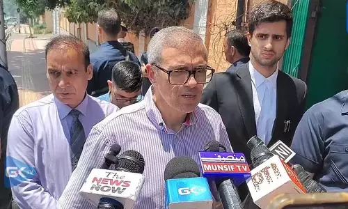 J&K सरकार पाक गोलाबारी पीड़ितों के लिए राहत का मामला केंद्र के समक्ष उठाएगी: उमर अब्दुल्ला J&K सरकार पाक गोलाबारी पीड़ितों के लिए राहत का मामला केंद्र के समक्ष उठाएगी: उमर अब्दुल्ला